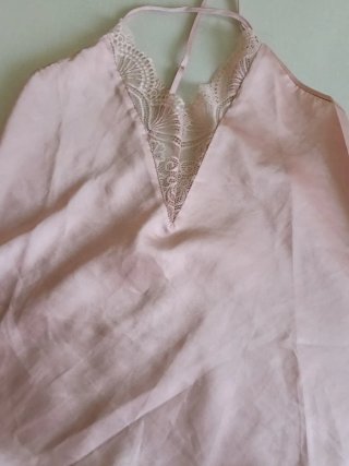 Pijama de satén rosa con encaje