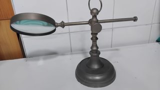 Lupa de mesa vintage latón