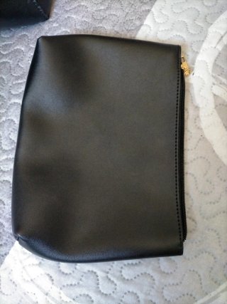 Bolso negro con neceseres