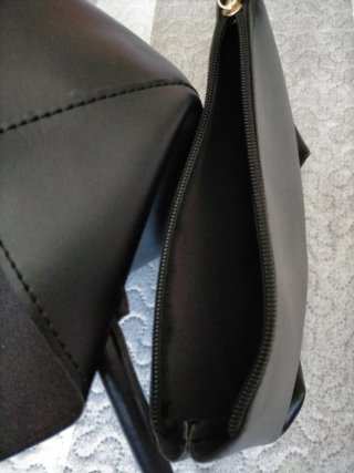 Bolso negro con neceseres