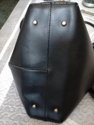 Bolso negro con neceseres