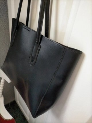 Bolso negro con neceseres