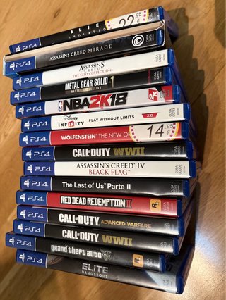PS4 (PlayStation 4) con 15 juegos.