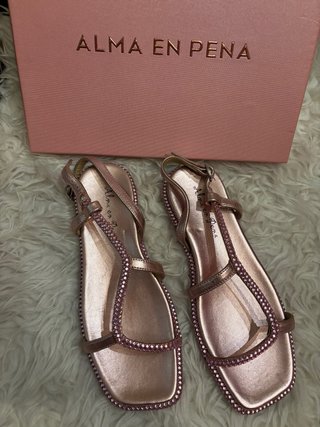 Sandalias Alma en Pena doradas y rosas