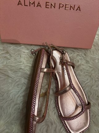 Sandalias Alma en Pena doradas y rosas