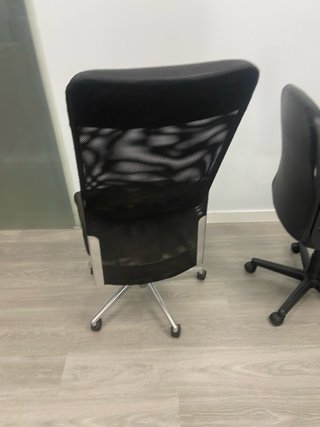 Varias Sillas de Oficina Negras