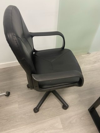 Varias Sillas de Oficina Negras
