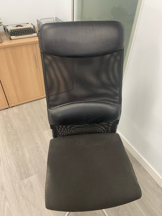 Varias Sillas de Oficina Negras