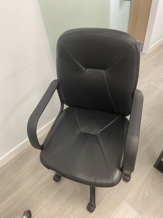 Varias Sillas de Oficina Negras