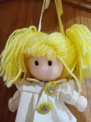 Muñeca de trapo amarilla