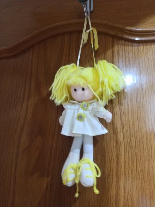 Muñeca de trapo amarilla