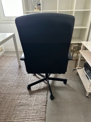 Silla de oficina de piel negra