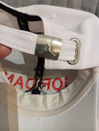 Gorra Jordan Blanca y Roja