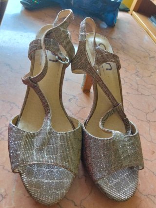 Bolso y zapatos de fiesta a juego