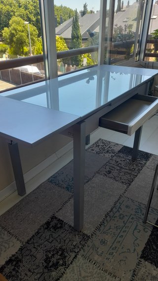 Mesa extensible cristal y metal gris
