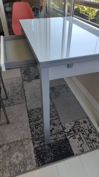 Mesa extensible cristal y metal gris