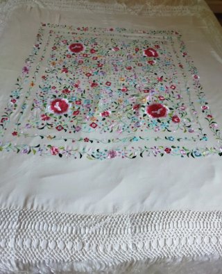 Mantón de Manila bordado floral beige