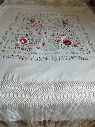 Mantón de Manila bordado floral beige