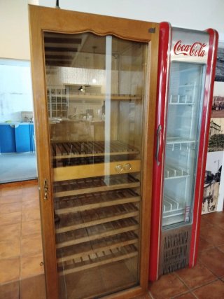 Armario para vinos de madera y cristal