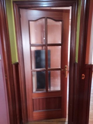 Puerta de madera con cristal