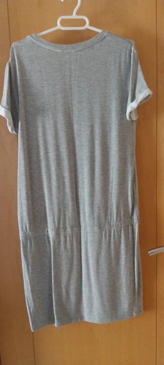 Vestido de verano gris con estampado