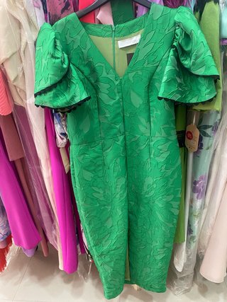 Vestido verde elegante con mangas abullonadas