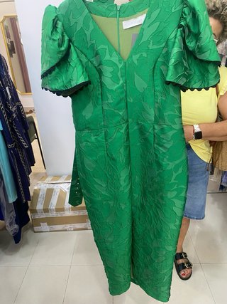 Vestido verde elegante con mangas abullonadas