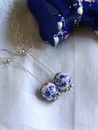 Pendientes bolas cerámica azul y blanco