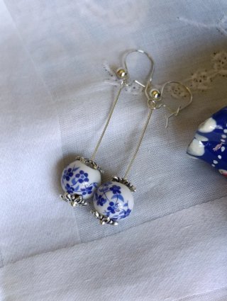 Pendientes bolas cerámica azul y blanco