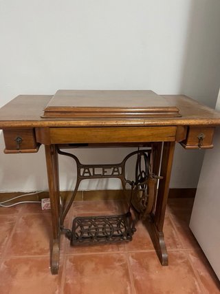Máquina de coser Alfa antigua