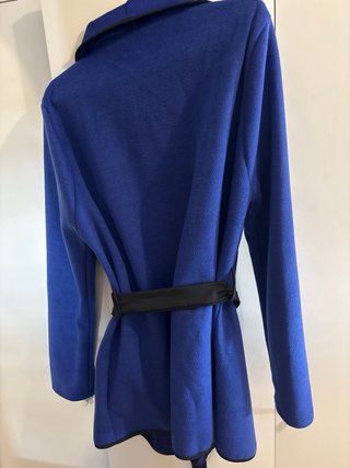 Chaqueta azul con cinturón
