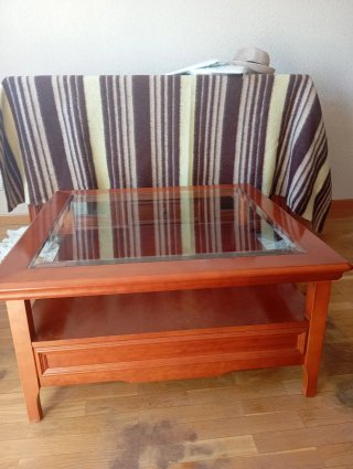 Mesa de salón de madera y cristal