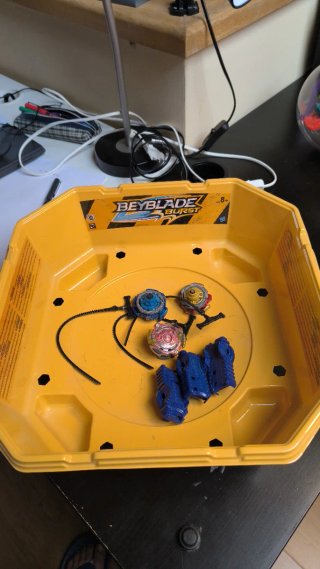 Estadio Beyblade Burst con 3 peonzas y lanzadores