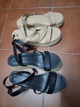 Sandalias de cuña beige y negras