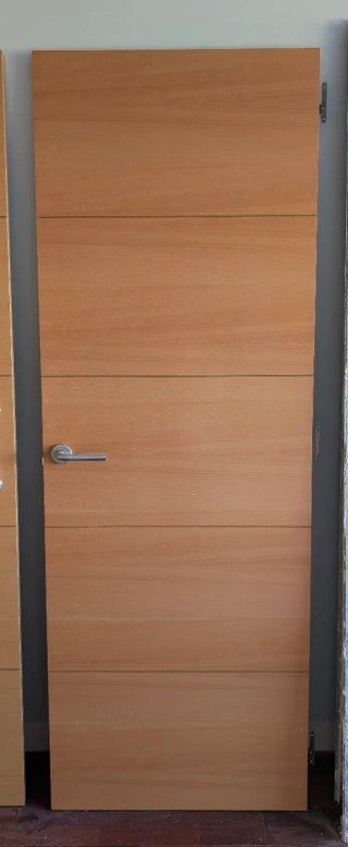 Puerta madera marrón diseño moderno