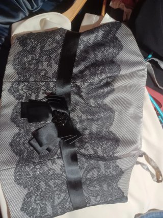 Top elegante con encaje y lazo