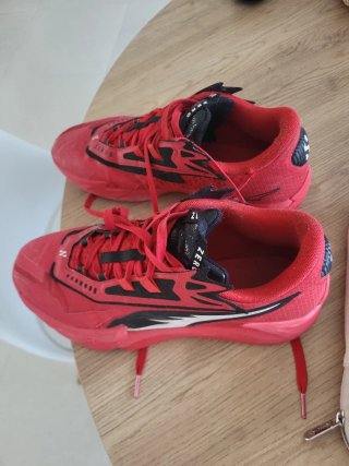 Zapatillas deportivas rojas y negras