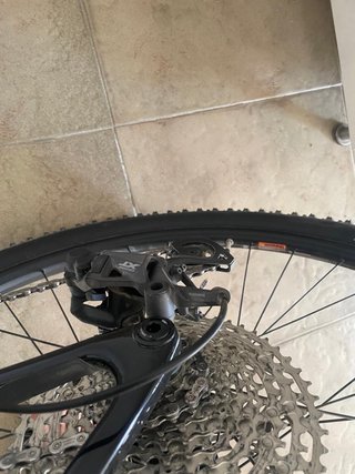 Bicicleta de carbono Cannondale Roja y Negra