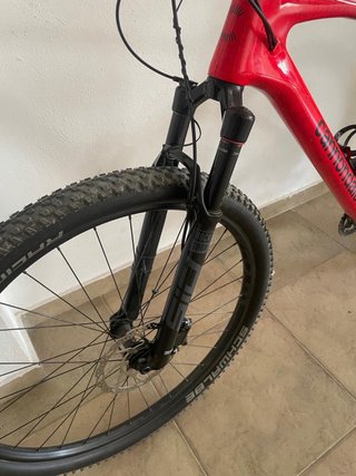 Bicicleta de carbono Cannondale Roja y Negra