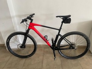 Bicicleta de carbono Cannondale Roja y Negra