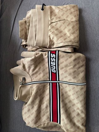 Chándal Guess Monogram Beige y Rojo