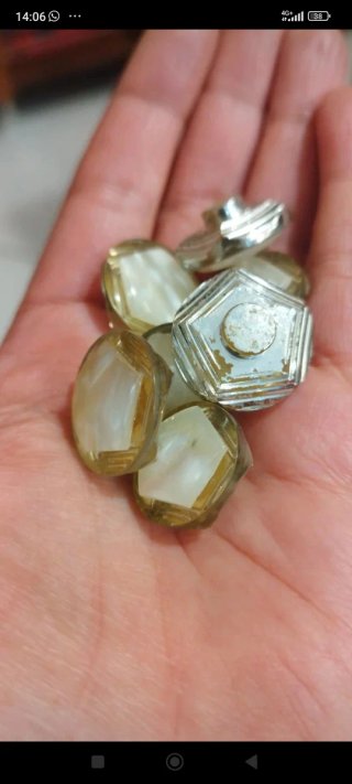 7 bottoni madreperla oro bianchi