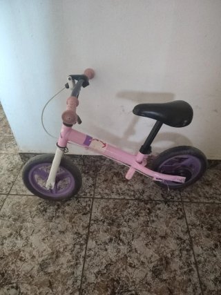 Bicicleta sin pedales rosa
