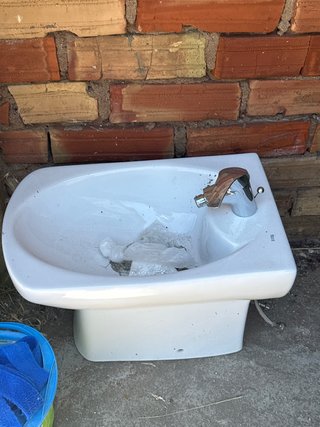 Bidé de cerámica blanco con grifo