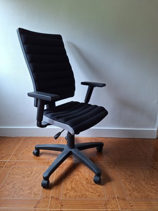 Silla de oficina ergonómica con reposabrazos