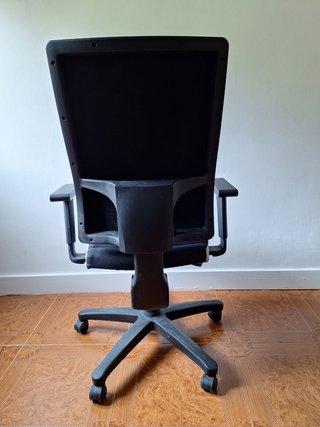 Silla de oficina ergonómica con reposabrazos