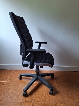 Silla de oficina ergonómica con reposabrazos