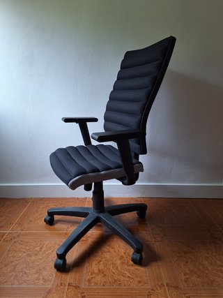 Silla de oficina ergonómica con reposabrazos