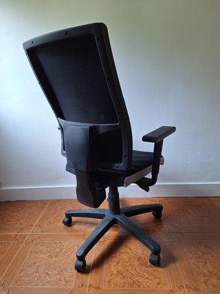 Silla de oficina ergonómica con reposabrazos