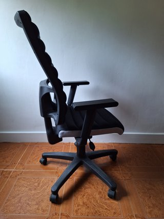 Silla de oficina ergonómica con reposabrazos